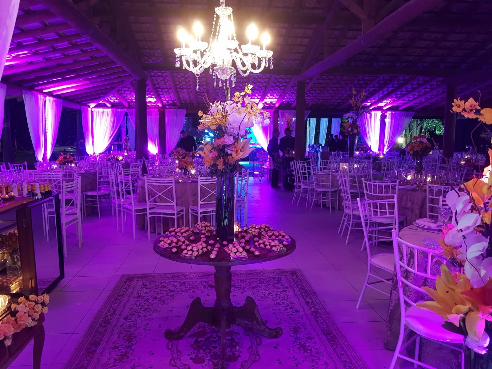 Mesa de aniversário sofisticada com velas, flores e candelabros